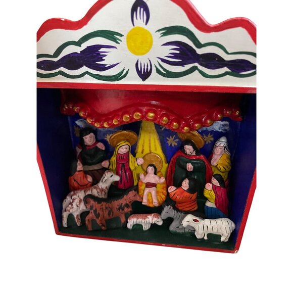 Handcrafted Peruvian Nativity Scene Retablo With Colorful Painted Doors & Figure - Picture 4 of 5